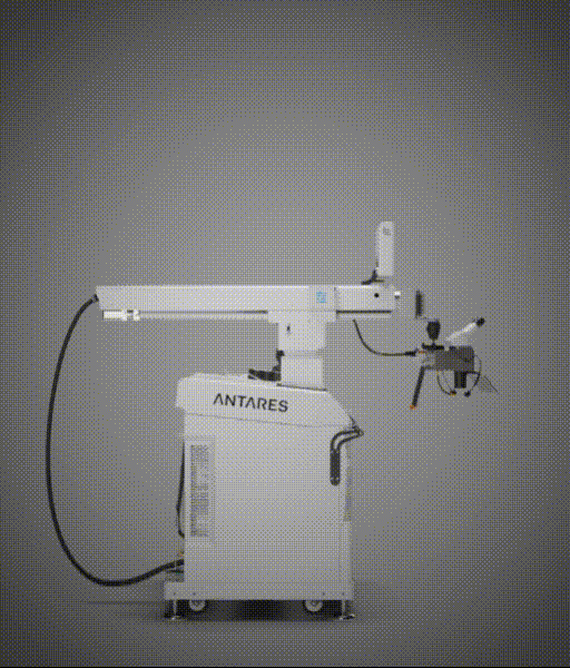 Einfaches Handling der Laserschweißmaschine Antares von Orotig, um die Stabilität und Sicherheit des Bedieners zu gewährleisten, sowie ein fahrbarer Untersatz für den Transport der Maschine.