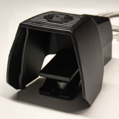 Utilisation simple et immédiate de la pédale analogique de la soudeuse laser Evo X Tech d'Orotig grâce à la connexion automatique.