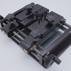 3-in-1-Schraubstockzubehör für die 3D-Lasermarkiermaschine RR Cellini von Orotig.