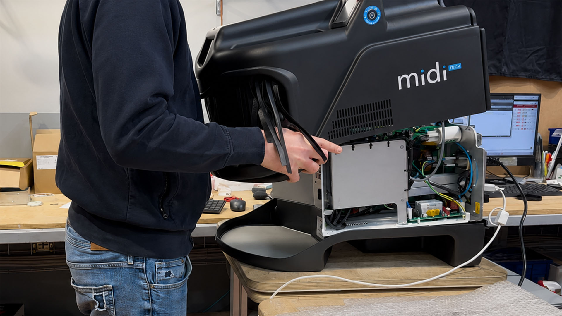 Completamento dell'assemblaggio della saldatrice laser Orotig Midi Tech prima dell'allineamento