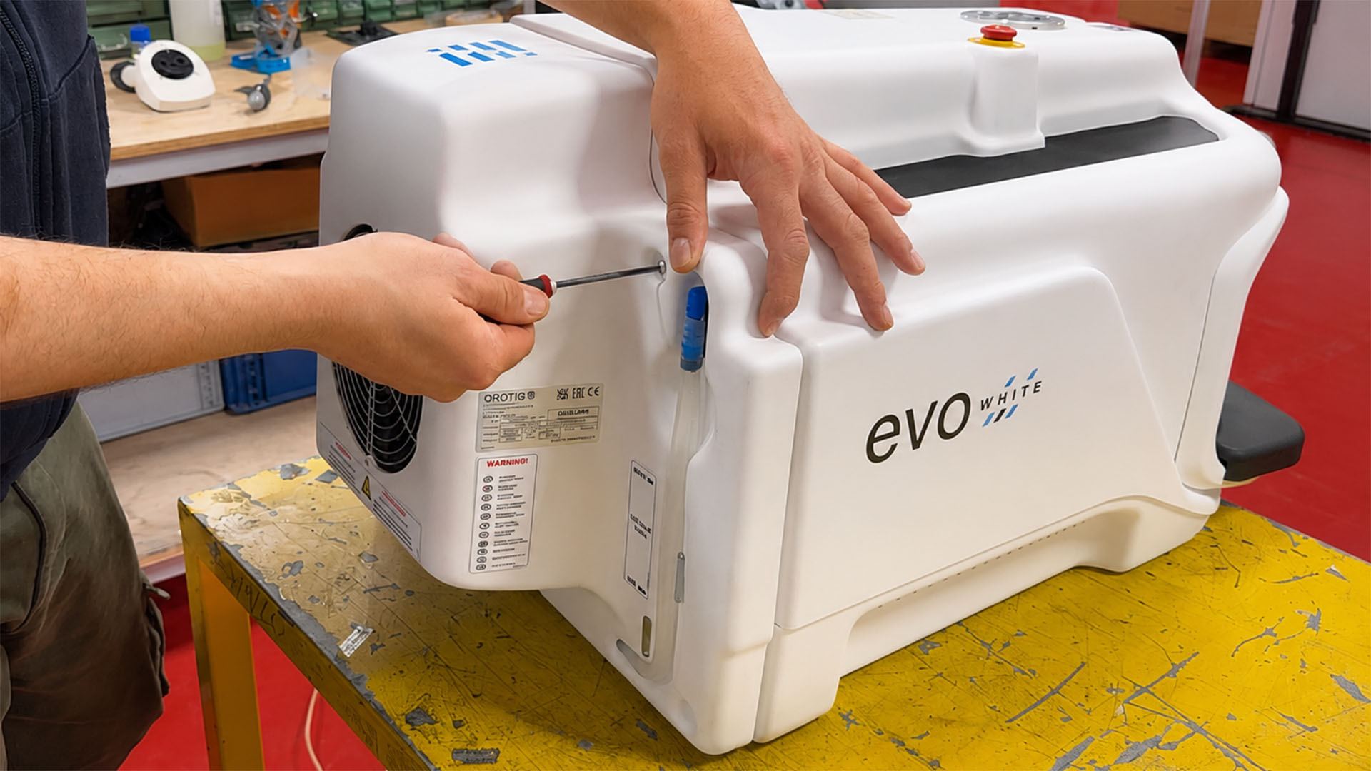 Tecnico Orotig durante un intervento di assistenza tecnica sulla saldatrice laser Evo White