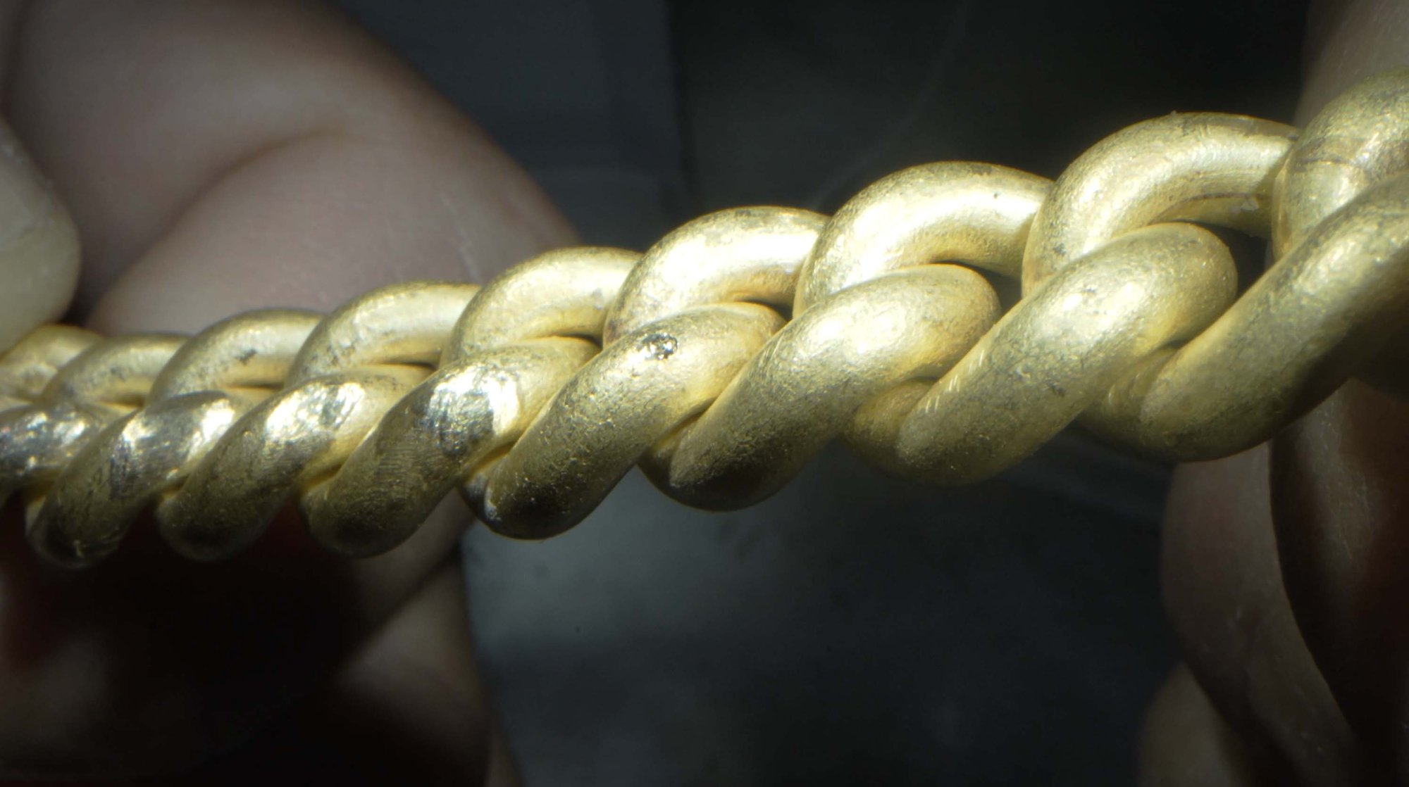 Surface finishing welding on a hollow tubular link bracelet