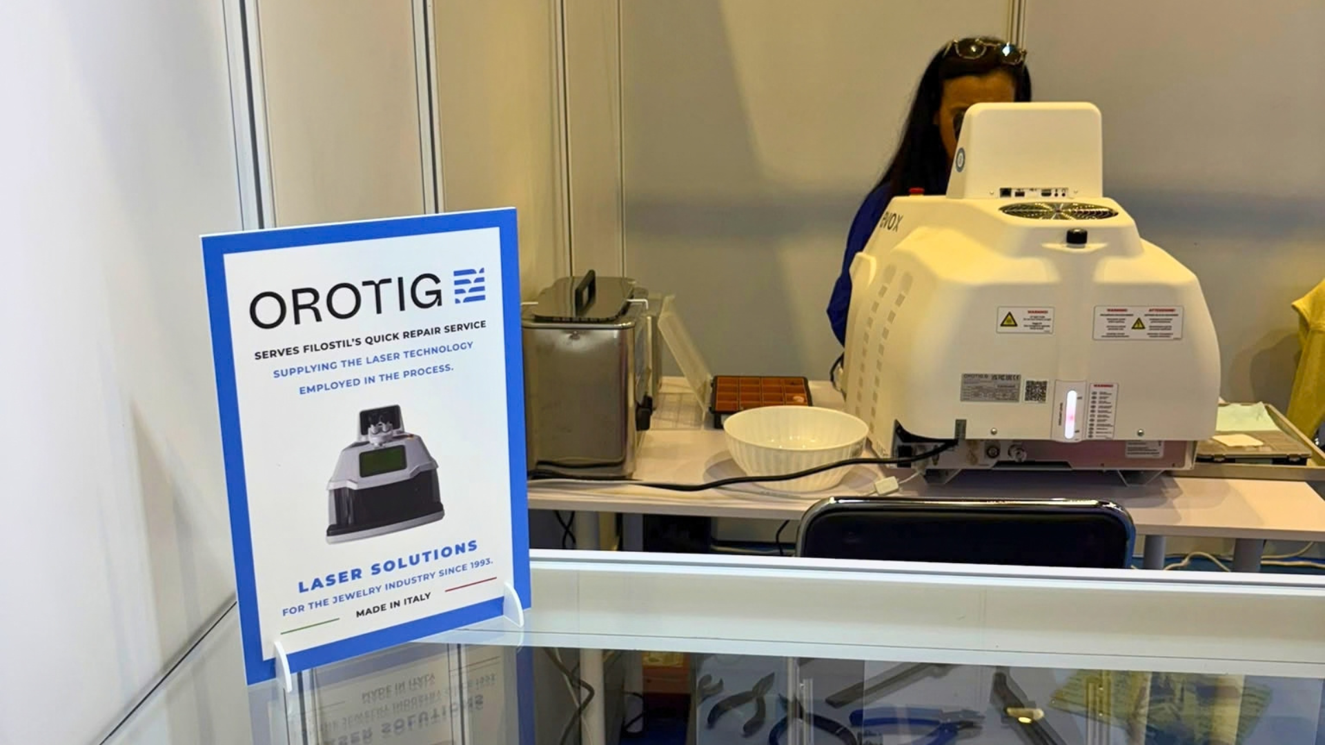 Quick Repair Service allo stand Filostil: saldatrice laser Evo X di Orotig e operatrice durante la saldatura