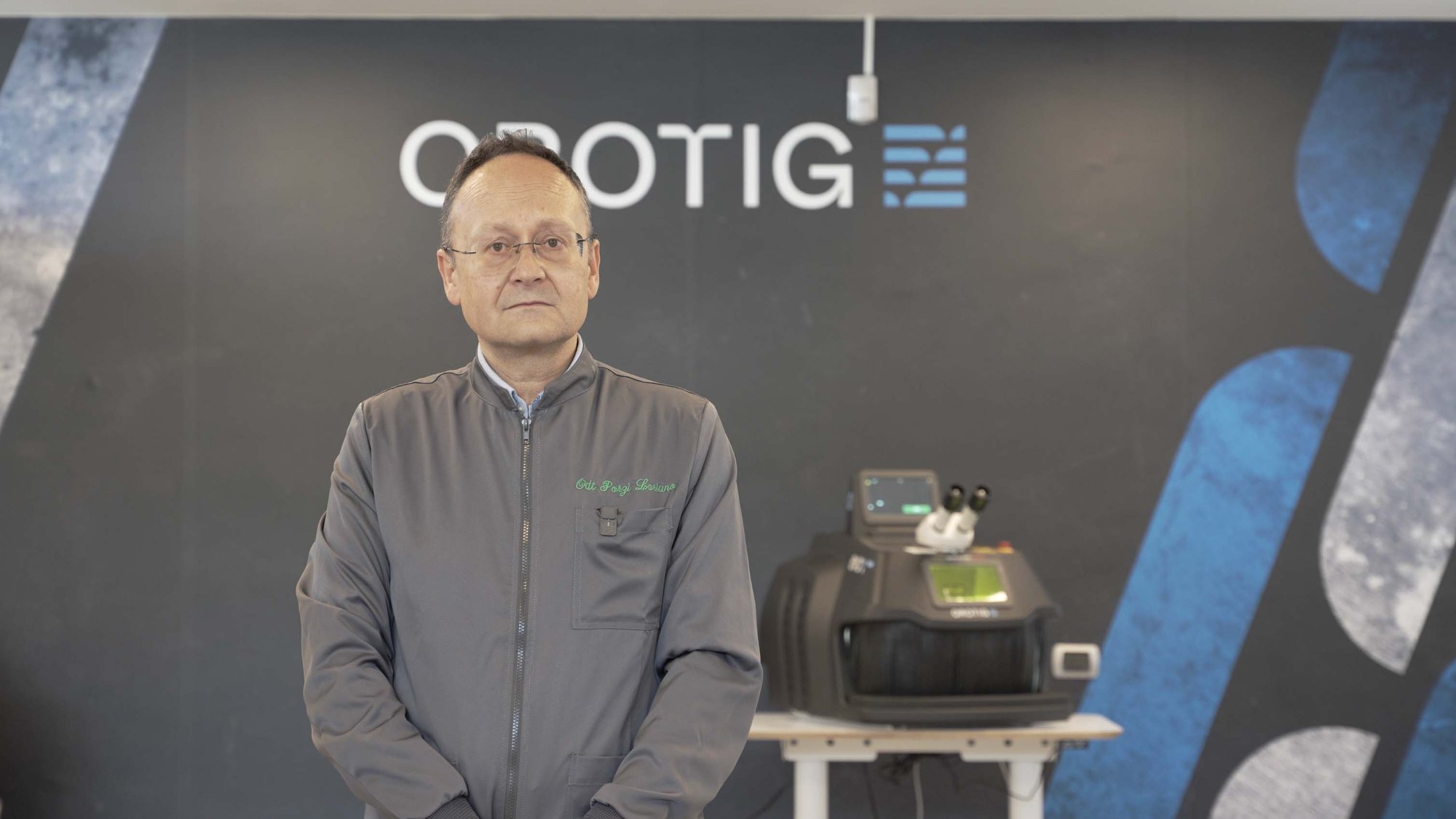 Loriano Porzi, titolare del laboratorio odontotecnico, con la saldatrice laser Orotig Evo X Tech sullo sfondo