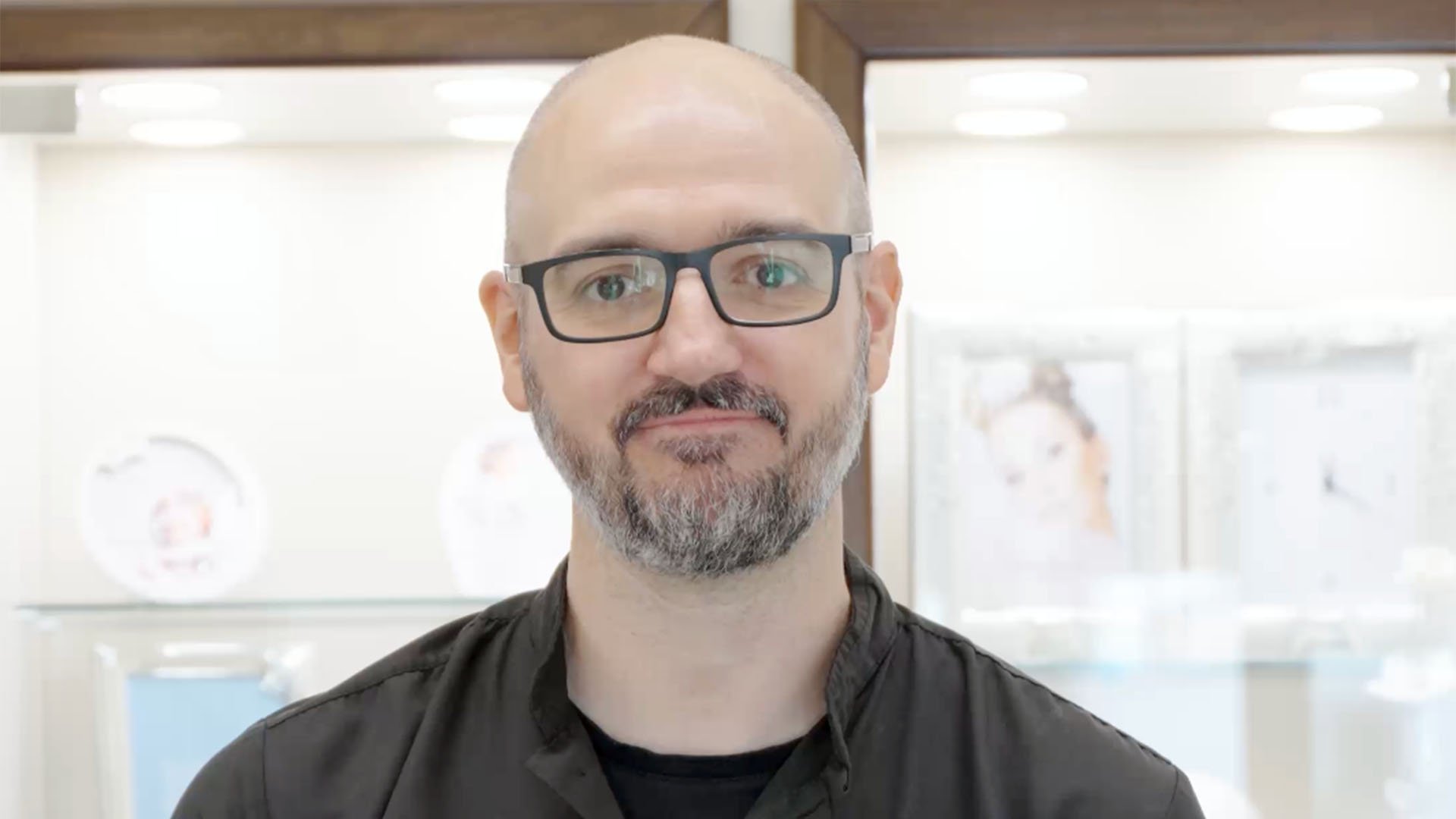 Michele Carlessi, titolare della gioielleria con laboratorio orafo, vista negozio.