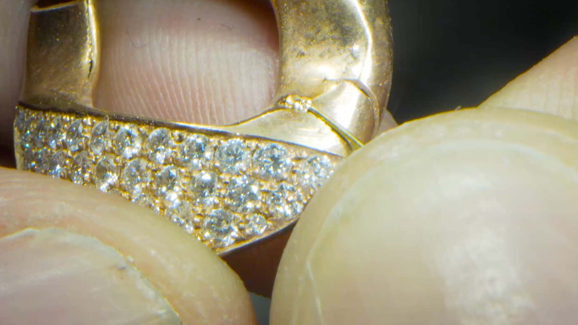 Dettaglio saldatura laser su bracciale in oro con diamanti