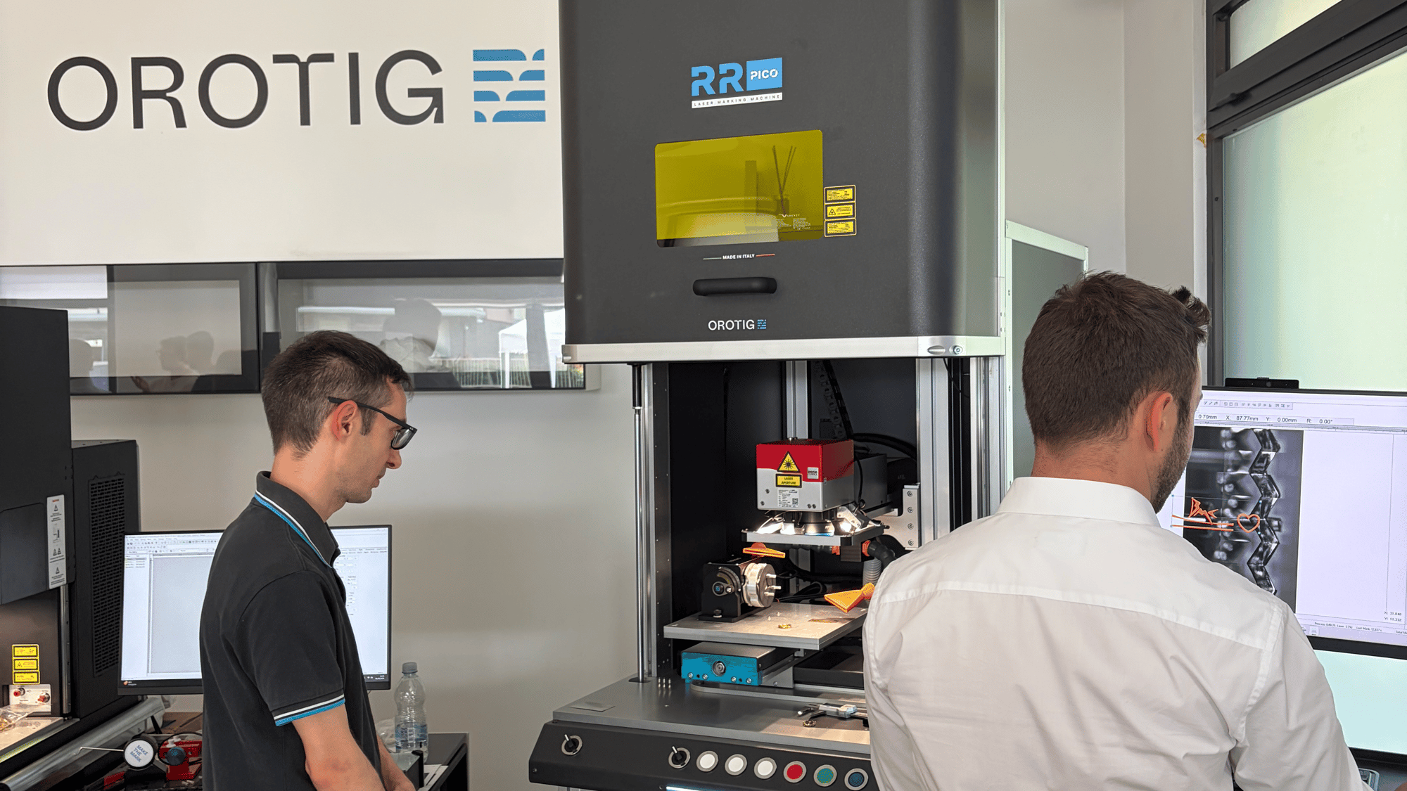 Cliente che assiste a una demo live della marcatrice laser Pico